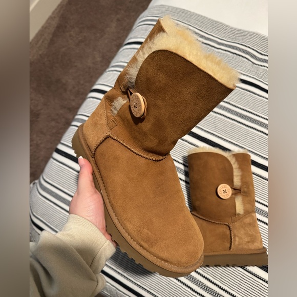 Chestnut Ugg Bailey Button - Picture 2 of 3